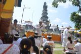 Pemuka agama Hindu memercikkan air suci saat persembahyangan Hari Raya Galungan di Pura Jagatnatha, Denpasar, Bali, Rabu (25/9/2024). Hari Raya Galungan dirayakan umat Hindu sebagai hari kemenangan kebenaran (Dharma) atas kejahatan (Adharma) dengan melakukan persembahyangan di tiap-tiap pura yang ada di Bali. ANTARA FOTO/Fikri Yusuf/wsj.