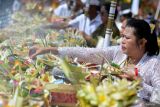 Umat Hindu menghaturkan sesajen saat persembahyangan Hari Raya Galungan di Pura Jagatnatha, Denpasar, Bali, Rabu (25/9/2024). Hari Raya Galungan dirayakan umat Hindu sebagai hari kemenangan kebenaran (Dharma) atas kejahatan atau Adharma dengan melakukan persembahyangan di tiap-tiap pura yang ada di Bali. ANTARA FOTO/Fikri Yusuf/wsj.