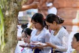 Pemuka agama Hindu memercikkan air suci saat persembahyangan Hari Raya Galungan di Pura Jagatnatha, Denpasar, Bali, Rabu (25/9/2024). Hari Raya Galungan dirayakan umat Hindu sebagai hari kemenangan kebenaran (Dharma) atas kejahatan (Adharma) dengan melakukan persembahyangan di tiap-tiap pura yang ada di Bali. ANTARA FOTO/Fikri Yusuf/wsj.