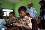 Penjabat (Pj) Bupati Jombang, Teguh Narutomo (kedua kanan) meninjau simulasi program makan siang gratis di SDN 1 Kepatihan, Kabupaten Jombang, Jawa Timur, Rabu (25/9/2024). Pemerintah Desa Kepatihan Jombang menyediakan 350 porsi pada simulasi program makan siang gratis dengan menu makanan bergizi, nasi lauk ayam, daging, telur, sayur, air mineral, susu dan buah senilai Rp25 ribu per porsi untuk pelajar diÂ sekolah tersebut. ANTARA Jatim/Syaiful Arif/mas.