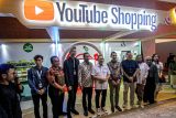 Menteri Perdagangan Zulkifli Hasan (tengah) mengunjungi stand Youtube Shopping saat acara Indonesia StartUp Dialogue GlowUp Bareng Kemendag, Google, dan YouTube di Universitas Brawijaya, Malang, Jawa Timur, Rabu (25/9/2024). Mendag mengajak para pelaku UMKM dan mahasiswa untuk memanfaatkan sekaligus mengambil peran dalam menghadapi era ekonomi digital guna meningkatkan potensi perekonomian bangsa. Antara Jatim/Muhammad Mada/um