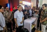 Menteri Perdagangan Zulkifli Hasan (ketiga kiri) mengunjungi stand starup saat acara Indonesia StartUp Dialogue GlowUp Bareng Kemendag, Google, dan YouTube di Universitas Brawijaya, Malang, Jawa Timur, Rabu (25/9/2024). Mendag mengajak para pelaku UMKM dan mahasiswa untuk memanfaatkan sekaligus mengambil peran dalam menghadapi era ekonomi digital guna meningkatkan potensi perekonomian bangsa. Antara Jatim/Muhammad Mada/um