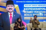 Menteri Koordinator Bidang Politik, Hukum dan HAM (Menko Polhukam) Hadi Tjahjanto (kanan), didampingi Wakil Rektor III Universitas Merdeka Malang (Unmer) Ana Mariani sebagai moderator (kiri) menyampaikan materi saat kuliah umum di Universitas Merdeka Malang, Jawa Timur, Kamis (26/9/2024). Kuliah umum yang bertajuk 'Merawat persatuan dalam kemajemukan bangsa menuju Indonesia emas 2045' tersebut, Menkopolhukam Hadi Tjahjanto mengajak generasi muda untuk mempererat persatuan dan kesatuan bangsa guna menyongsong Indonesia Emas 2045. Antara Jatim/Muhammad Mada/um