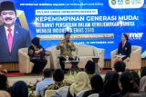 Menteri Koordinator Bidang Politik, Hukum dan HAM (Menko Polhukam) Hadi Tjahjanto (tengah), didampingi Wakil Rektor III Universitas Merdeka Malang (Unmer) Ana Mariani sebagai moderator (kiri) dan wakil moderator Kimi (kanan) menyampaikan materi saat kuliah umum di Universitas Merdeka Malang, Jawa Timur, Kamis (26/9/2024). Kuliah umum yang bertajuk 'Merawat persatuan dalam kemajemukan bangsa menuju Indonesia emas 2045' tersebut, Menkopolhukam Hadi Tjahjanto mengajak generasi muda untuk mempererat persatuan dan kesatuan bangsa guna menyongsong Indonesia Emas 2045. Antara Jatim/Muhammad Mada/um