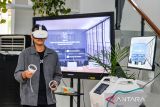 Pengunjung menggunakan alat Virtual Reality di Gedung Pusat Keunggulan Graha Merit usai diresmikan di Bandung, Jawa Barat, Kamis (26/9/2024). Kementerian Pendayagunaan Aparatur Negara dan Reformasi Birokrasi (Kemenpan RB) bersama Pemerintah Provinsi Jawa Barat meresmikan gedung tersebut untuk pusat pembelajaran dan implementasi sistem merit yang efektif demi meningkatkan kualitas pengelolaan Aparatur Sipil Negara (ASN). ANTARA FOTO/Raisan Al Farisi/agr