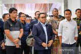 Menteri Pendayagunaan Aparatur Negara dan Reformasi Birokrasi (Menpan RB) Abdullah Azwar Anas (tengah) bersama Pj Gubernur Jawa Barat Bey Machmudin (kedua kanan) meninjau sebuah ruangan di Gedung Pusat Keunggulan Graha Merit di Bandung, Jawa Barat, Kamis (26/9/2024). Gedung Pusat Keunggulan Graha Merit Provinsi Jawa Barat tersebut dibangun sebagai tempat pembinaan teknis terkait penerapan sistem merit. ANTARA FOTO/Raisan Al Farisi/agr