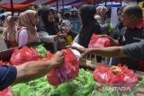 Warga antre saat pembagian paket sembako gratis di Indihiang, Kota Tasikmalaya, Jawa Barat, Kamis (26/9/2024). Pemerintah Kota Tasikmalaya membagikan paket sembako berisi beras, minyak, susu, gula, kacang hijau, dan biskuit bagi warga kurang mampu dalam mencegah stunting. ANTARA FOTO/Adeng Bustomi/agr