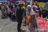 Warga antre saat pembagian paket sembako gratis di Indihiang, Kota Tasikmalaya, Jawa Barat, Kamis (26/9/2024). Pemerintah Kota Tasikmalaya membagikan paket sembako berisi beras, minyak, susu, gula, kacang hijau, dan biskuit bagi warga kurang mampu dalam mencegah stunting. ANTARA FOTO/Adeng Bustomi/agr