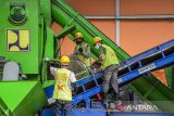 Pekerja mengolah sampah menggunakan mesin conveyer feeder di Tempat Pengolahan Sampah Terpadu (TPST) Sentiong, Kota Cimahi, Jawa Barat, Kamis (26/9/2024). TPST Sentiong mampu mengolah 10 hingga 50 ton sampah per hari secara terpadu menggunakan metode maggotisasi serta diolah menjadi bahan bakar alternatif refuse-derived fuel (RDF). ANTARA FOTO/Abdan Syakura/agr
