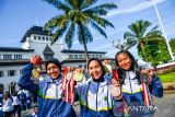 Atlet drum band Jawa Barat Hani Agnia (kanan) bersama Rafa Ramaniya (tengah) dan Roro Brelianidya (kiri) menunjukan medali yang telah mereka raih pada ajang PON XXI Aceh-Sumut saat penyambutan atlet di Gedung Sate, Bandung, Jawa Barat, Kamis (26/9/2024). Pemerintah Provinsi Jawa Barat memperingati Hari Olah Raga Nasional (Haornas) 2024 dengan menyambut atlet yang berlaga di PON XXI serta memberikan apresiasi kepada atlet yang berprestasi. ANTARA FOTO/Raisan Al Farisi/agr