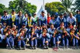 PJ Gubernur Jawa Barat Bey Machmudin (tengah) berfoto dengan atlet yang berlaga pada ajang PON XXI Aceh-Sumut saat penyambutan atlet di Gedung Sate, Bandung, Jawa Barat, Kamis (26/9/2024). Pemerintah Provinsi Jawa Barat memperingati Hari Olah Raga Nasional (Haornas) 2024 dengan menyambut atlet yang berlaga di PON XXI serta memberikan apresiasi kepada atlet yang berprestasi. ANTARA FOTO/Raisan Al Farisi/agr