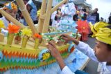 Sejumlah anak menata telur yang dihias saat Festival Telur Hias di kampung Wanasari, Denpasar, Bali, Kamis (26/9/2024). Festival tersebut diikuti ratusan warga setempat dengan menampilkan berbagai kreasi hiasan telur dan pertunjukan seni tradisi untuk memperingati Maulid Nabi Muhammad SAW. ANTARA FOTO/Fikri Yusuf/wsj.