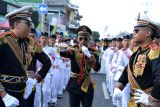 Sejumlah warga menampilkan kesenian Rodat saat Festival Telur Hias di kampung Wanasari, Denpasar, Bali, Kamis (26/9/2024). Festival tersebut diikuti ratusan warga setempat dengan menampilkan berbagai kreasi hiasan telur dan pertunjukan seni tradisi untuk memperingati Maulid Nabi Muhammad SAW. ANTARA FOTO/Fikri Yusuf/wsj.