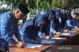 Sejumlah Aparatur Sipil Negara (ASN) menandatangani pakta integritas saat mengikuti apel Ikrar Netralitas ASN pemerintah Aceh pada pilkada 2024 seusai apel bersama di Banda Aceh, Aceh, Kamis (26/9/2024). Apel Ikrar Netralitas  dan dilanjutkan penandatangan fakta integritas di daerah itu mengatur tentang prinsip netralitas ASN sebagai pelayanan publik, menghindari konflik kepentingan, penggunaan media sosial yang bijak dan menolak politik uang pada pilkada tahun 2024. ANTARA FOTO/Ampelsa.