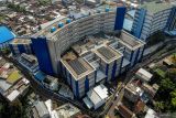 Foto udara instalasi pembangkit listrik tenaga surya (PLTS) terpasang di atap gedung Politeknik Negeri Malang, Jawa Timur, Jumat (27/9/2024). Pemerintah Indonesia menargetkan sektor bangunan gedung dapat berkontribusi terhadap penurunan emisi gas rumah kaca sebesar 1,91 juta ton CO2 ekuivalen hingga 2030. Antara Jatim/Muhammad Mada/um