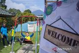 Penyandang disabilitas bersama pendamping bermain di dekat tenda saat Camp For Disability 2024 di Lembang, Kabupaten Bandung Barat, Jawa Barat, Jumat (27/9/2024). Kegiatan yang digelar oleh Our Dream Indonesia dan diikuti oleh 279 anak penyandang disabilitas beserta keluarga tersebut bertujuan untuk memberikan edukasi serta melatih kemandirian dan kreativitas anak penyandang disabilitas. ANTARA FOTO/Abdan Syakura/agr
