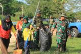 Personel TNI Angkatan Darat Kodim 0432 Bangka Selatan bersama dengan petugas kebersihan Dinas Lingkungan Hidup kompak membersihkan sampah-sampah di sekitar objek wisata Pantai Kelisut Toboali, Jumat (27/9/2024). ANTARA FOTO/Rusdiyanto 