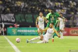 Pesepak bola Persebaya Surabaya Flavio Silva (kanan, atas) berebut bola dengan pesepak bola Dewa United Angelo Rafael Teixeira (kanan, bawah) pada pertandingan BRI Liga 1 di Stadion Gelora Bung Tomo, Surabaya, Jawa Timur, Jumat (27/9/2024). Pertandingan berakhir imbang dengan skor 0-0. ANTARA Jatim/Rizal Hanafi/mas.