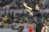 Pelatih Persebaya Surabaya Paul Munster menyampaikan protes kepada wasit saat timnya melawan Dewa United pada pertandingan BRI Liga 1 di Stadion Gelora Bung Tomo, Surabaya, Jawa Timur, Jumat (27/9/2024). Pertandingan berakhir imbang dengan skor 0-0. ANTARA Jatim/Rizal Hanafi/mas.