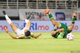 Pesepak bola Persebaya Surabaya Malik Risaldi (kanan) terjatuh usai berebut bola dengan pesepak bola Dewa United Reva Adi Utama (kiri) pada pertandingan BRI Liga 1 di Stadion Gelora Bung Tomo, Surabaya, Jawa Timur, Jumat (27/9/2024). Pertandingan berakhir imbang dengan skor 0-0. ANTARA Jatim/Rizal Hanafi/mas.