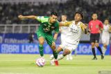 Pesepak bola Persebaya Surabaya Malik Risaldi (kiri) berusaha melwati pesepak bola Dewa United Altariq Ballah (kanan) pada pertandingan BRI Liga 1 di Stadion Gelora Bung Tomo, Surabaya, Jawa Timur, Jumat (27/9/2024). Pertandingan berakhir imbang dengan skor 0-0. ANTARA Jatim/Rizal Hanafi/mas.