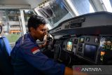 Pekerja menjelaskan bagian cockpit pesawat NC 212i milik TNI AU yang telah selesai di produksi di Hanggar PT Dirgantara Indonesia, (PT DI) di Bandung, Jawa Barat, Jumat (27/9/2024). PT DI memproduksi sebanyak sembilan unit pesawat NC 212i dengan kapasitas 21 orang untuk TNI AU yang memiliki kegunaan transportasi dan modifikasi cuaca serta memiliki teknologi terbaru seperti digital cockpit dan auto pilot. ANTARA FOTO/Raisan Al Farisi/agr
