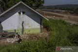 Seorang siswa bermain di halaman SD Negeri Cijakan 3, Kabupaten Pandeglang, Banten, Jumat (27/9/2024). Sekolah tersebut mengalami kerusakan karena terdampak proyek pembangunan Tol Serang-Panimbang seksi III Cileles-Panimbang, dan hingga kini belum ada upaya perbaikan yang berarti dari pihak terkait ataupun relokasi untuk kegiatan belajar mengajar. ANTARA FOTO/Angga Budhiyanto/gp