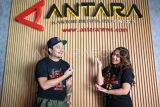 Aktor Derby Romero (kiri) dan aktris Zenia Zein (kanan) berpose saat berkunjung ke Antara Heritage Center, Jakarta, Jumat (27/9/2024). Kunjungan tersebut dalam rangka promosi film Kemah Terlarang yang tayang serentak di bioskop pada 10 Oktober 2024. ANTARA FOTO/Fauzan/Spt. 