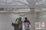 Pasangan calon gubernur dan wakil Gubernur Banten nomor urut satu Airin Rachmi Diany (kiri) dan Ade Sumardi bersiap menyampaikan orasi politik saat Rapat Kerja Daerah Khusus (Rakerdasus) PDI Perjuangan Provinsi Banten di Kantor DPD PDI Perjuangan, Kota Serang, Banten, Sabtu (28/9/2024). Airin Rachmi - Ade Sumardi menyampaikan visi yakni Banten Maju Bersama serta empat misi yakni meningkatkan kualitas pelayanan publik dengan reformasi tata kelola pemerintahan yang terbina, mewujudkan pembangunan masyarakat Banten yang madani, memperkuat konektivitas simpul antar wilayah serta pemerataan pembangunan yang sinergis, dan mewujudkan pemerataan serta transformasi ekonomi yang berwawasan lingkungan. ANTARA FOTO/Angga Budhiyanto/gp