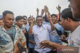 Calon Gubernur Banten nomor urut 2 Andra Soni (tengah) menyapa pendukung di Lebak, Banten, Sabtu (28/9/2024). Pada hari ketiga kampanye, Calon Gubernur Banten nomor urut 2 Andra Soni-Dimyati Natakusumah menyapa warga di Kabupaten Lebak untuk berdialog dan mendengarkan aspirasi masyarakat sekaligus mengenalkan program kampanye sekolah gratis untuk SMA/SMK, MA, baik sekolah negeri maupun swasta. ANTARA FOTO/Muhammad Bagus khoirunas/gp