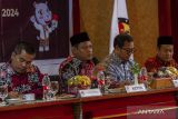 Ketua KPU Provinsi Banten Mohamad Ihsan (kedua kiri) didampingi (dari kiri) anggota KPU Provinsi Banten Ahmad Sujai, Aas Satibi, dan Ali Zaenal Abidin memberikan paparan saat acara Sosialisasi Peraturan dan Petunjuk Teknis Kampanye Pemilihan Gubernur dan Wakil Gubernur Banten Tahun 2024 di Kota Serang, Banten, Sabtu (28/9/2024). Kegiatan tersebut membahas mengenai jumlah daftar pemilih tetap (DPT), jumlah tempat pemungutan suara (TPS), metode kampanye, serta lini masa dan aturan kampanye yang tidak melanggar perundang-undangan untuk Pilkada 2024. ANTARA FOTO/Angga Budhiyanto/gp