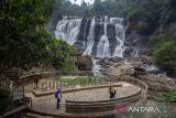 Pengunjung melihat suasana objek wisata Curug Malela di Rongga, Kabupaten Bandung Barat, Jawa Barat, Sabtu (28/9/2024). Pemerintah menargetkan nilai devisa pariwisata pada 2025 sebesar 22,10 miliar dolar AS atau setara Rp342 triliun yaitu meningkat dibanding capaian pada 2023 sebesar 14,63 miliar dolar AS dan lebih tinggi dari outlook 2024 sebesar 17,54 miliar dolar AS. ANTARA FOTO/Abdan Syakura/agr
