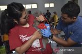 Dokter hewan memeriksa kesehatan monyet ekor panjang sebelum di suntik vaksin rabies saat Hari Rabies Sedunia di UPTD BPP Manonjaya, Kabupaten Tasikmalaya, Jawa Barat, Sabtu (28/9/2024). Dinas Pertanian, Ketahanan Pangan dan Perikanan (DPKPP) Kabupaten Tasikmalaya menyediakan 1.000 dosis vaksin rabies gratis untuk mengantisipasi penyebaran virus pada hewan peliharaan dalam mendukung Indonesia zero rabies 2030. ANTARA FOTO/Adeng Bustomi/agr
