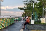 Seorang warga sedang bersantai menikmati pemandangan di Waterfront Sungai Kapuas, di Pontianak, Kalimantan Barat, Sabtu sore (28/9/2024). Waterfront Sungai Kapuas yang merupakan salah satu destinasi wisata di Kota Pontianak tersebut menjadi salah satu pilihan bagi masyarakat setempat untuk bersantai sembari menikmati pemandangan. ANTARA KALBAR/Rhatu Dieva/Jhw.