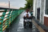 Seorang ayah dan anak sedang berjalan-jalan dengan scooter di area Waterfront Sungai Kapuas, di Pontianak, Kalimantan Barat, Sabtu sore (28/9/2024). Waterfront Sungai Kapuas yang merupakan salah satu destinasi wisata di Kota Pontianak tersebut menjadi salah satu pilihan bagi masyarakat setempat untuk bersantai sembari menikmati pemandangan. ANTARA KALBAR/Rhatu Dieva/Jhw.