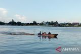 Sejumlah warga sedang melintasi sungai dengan perahu di Waterfront Sungai Kapuas, di Pontianak, Kalimantan Barat, Sabtu sore (28/9/2024). Waterfront Sungai Kapuas yang merupakan salah satu destinasi wisata di Kota Pontianak tersebut menjadi salah satu pilihan bagi masyarakat setempat untuk bersantai sembari menikmati pemandangan. ANTARA KALBAR/Rhatu Dieva/Jhw.
