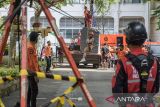 Seorang anak bermain flying fox saat festival edukasi anak Jabar sadar bencana di Gedung Sate, Bandung, Jawa Barat, Minggu (29/9/2024). Kegiatan tersebut bertujuan sebagai edukasi kesadaran, tanggap darurat dan mitigasi pengurangan resiko bencana bagi orang tua dan anak-anak dalam rangka peringatan bulan pengurangan resiko bencana 2024. ANTARA FOTO/Novrian Arbi/agr
