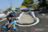 Peserta kategori newbie dibawah umur 8 tahun memacu sepedannya saat mengikuti kejuaraan pump track race di Kanhay Bike Park, Bandung, Jawa Barat, Minggu, (27/9/2024). Kejuaraan yang digelar dalam rangka memperingati Hari Jadi Kota Bandung ke-214 tersebut diikuti oleh 105 peserta dari berbagai kota di Jawa Barat dan DKI Jakarta serta menjadi ajang pembibitan atlet muda untuk mengikuti kejuaraan nasional maupun internasional. ANTARA FOTO/Raisan Al Farisi/agr