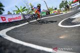 Peserta kategori newbie di bawah umur delapan tahun memacu sepedannya saat mengikuti kejuaraan pump track race di Kanhay Bike Park, Bandung, Jawa Barat, Minggu, (29/9/2024). Kejuaraan yang digelar dalam rangka memperingati Hari Jadi Kota Bandung ke-214 tersebut diikuti oleh 105 peserta dari berbagai kota di Jawa Barat dan DKI Jakarta serta menjadi ajang pembibitan atlet muda untuk mengikuti kejuaraan nasional maupun internasional. ANTARA FOTO/Raisan Al Farisi/agr