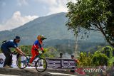 Peserta kategori newbie dibawah umur 8 tahun memacu sepedannya saat mengikuti kejuaraan pump track race di Kanhay Bike Park, Bandung, Jawa Barat, Minggu, (27/9/2024). Kejuaraan yang digelar dalam rangka memperingati Hari Jadi Kota Bandung ke-214 tersebut diikuti oleh 105 peserta dari berbagai kota di Jawa Barat dan DKI Jakarta serta menjadi ajang pembibitan atlet muda untuk mengikuti kejuaraan nasional maupun internasional. ANTARA FOTO/Raisan Al Farisi/agr