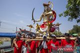 Warga membawa ogoh-ogoh saat mengikuti kirab tradisi Ngunjung Leluhur di desa Pabean Udik, Indramayu, Jawa Barat, Minggu (29/9/2024). Salah satu tradisi tahunan yang dilakukan warga setempat itu merupakan bentuk rasa syukur kepada Tuhan atas hasil pertanian yang mereka peroleh dengan cara membawa sesaji dan menggelar doa bersama di makam leluhur. ANTARA FOTO/Dedhez Anggara/agr
