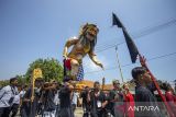 Warga membawa ogoh-ogoh saat mengikuti kirab tradisi Ngunjung Leluhur di desa Pabean Udik, Indramayu, Jawa Barat, Minggu (29/9/2024). Salah satu tradisi tahunan yang dilakukan warga setempat itu merupakan bentuk rasa syukur kepada Tuhan atas hasil pertanian yang mereka peroleh dengan cara membawa sesaji dan menggelar doa bersama di makam leluhur. ANTARA FOTO/Dedhez Anggara/agr
