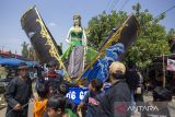 Warga membawa ogoh-ogoh saat mengikuti kirab tradisi Ngunjung Leluhur di desa Pabean Udik, Indramayu, Jawa Barat, Minggu (29/9/2024). Salah satu tradisi tahunan yang dilakukan warga setempat itu merupakan bentuk rasa syukur kepada Tuhan atas hasil pertanian yang mereka peroleh dengan cara membawa sesaji dan menggelar doa bersama di makam leluhur. ANTARA FOTO/Dedhez Anggara/agr
