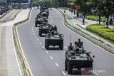 Kendaraan alutsista milik TNI melintas saat konvoi di Jalan Jenderal Sudirman, Jakarta, Sabtu (28/9/2024). Konvoi tersebut dalam rangka menyambut HUT Ke-79 TNI. ANTARA FOTO/Rivan Awal Lingga/agr/gp