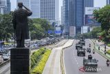 Kendaraan alutsista milik TNI melintas saat konvoi di Jalan Jenderal Sudirman, Jakarta, Sabtu (28/9/2024). Konvoi tersebut dalam rangka menyambut HUT Ke-79 TNI. ANTARA FOTO/Rivan Awal Lingga/agr/gp