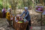 Warga membeli produk kuliner di Pasar Awi Campernik, kawasan Eco Wisata Cimenteng, Kota Cimahi, Jawa Barat, Minggu (29/9/2024). Pemda Kota Cimahi menggelar Pasar Awi Campernik yang merupakan pasar tradisional dengan nuansa kebun bambu dalam rangka mengembangkan serta mempromosikan produk UMKM khususnya kuliner dan menciptakan destinasi wisata baru di Kota Cimahi. ANTARA FOTO/Abdan Syakura/agr
