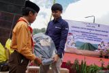 Petugas Bank Indonesia memberikan tas sekolah kepada Siswa Sekolah Dasar di Desa Ranupani, Lumajang, Jawa Timur, Sabtu (28/9/2024). Kantor Perwakilan (KPw) Bank Indonesia (BI) Jember bersama Bank Jatim mendorong program Satu Rekening Satu Pelajar (KEJAR) untuk mengenalkan dunia perbankan dan keuangan serta menumbuhkan kebiasaan menabung sejak dini. ANTARA Jatim/Irfan Sumanjaya/mas.