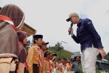 Petugas Bank Indonesia memberikan edukasi Cinta Bangga Paham (CBP) Rupiah kepada siswa Sekolah Dasar di Desa Ranupani, Lumajang, Jawa Timur, Sabtu (28/9/2024). Kantor Perwakilan (KPw) Bank Indonesia (BI) Jember bersama Bank Jatim mendorong program Satu Rekening Satu Pelajar (KEJAR) untuk mengenalkan dunia perbankan dan keuangan serta menumbuhkan kebiasaan menabung sejak dini. ANTARA Jatim/Irfan Sumanjaya/mas.