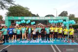 Kelompok Kerja (Pokja) Wartawan Ekonomi, Bisnis dan Pariwisata (Ekbispar) Provinsi Banten menggelar kegiatan lari santai bertajuk Banten 5K Fun Run 2024 di Alun-alun Kota Serang, Minggu (29/9/2024). Kegiatan tersebut juga dihadiri Pj Gubernur Banten Al Muktabar. ANTARA/Bayu Kuncahyo