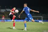 Pesepak bola Madura United Jordy Hendrik Nicolaus Wehrmann (kiri) berusaha menghalau tendangan pesepak bola Persib Tyronne Gustavo Del Pino Ramos (kanan) pada pertandingan BRI Liga 1 di Stadion Gelora Bangkalan, Jawa Timur, Sabtu (28/9/2024). Madura United imbang melawan Persib dengan skor 2-2. ANTARA Jatim/Moch Asim.